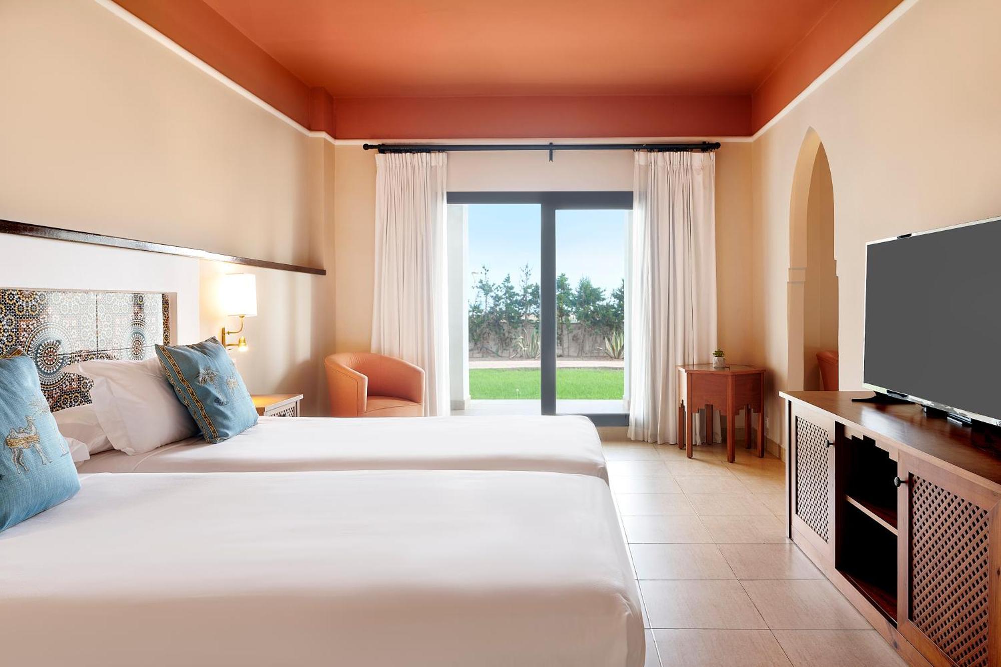 Готель Iberostar Waves Саїдія Екстер'єр фото A room at the Hilton Garden Inn in Cancun, Mexico