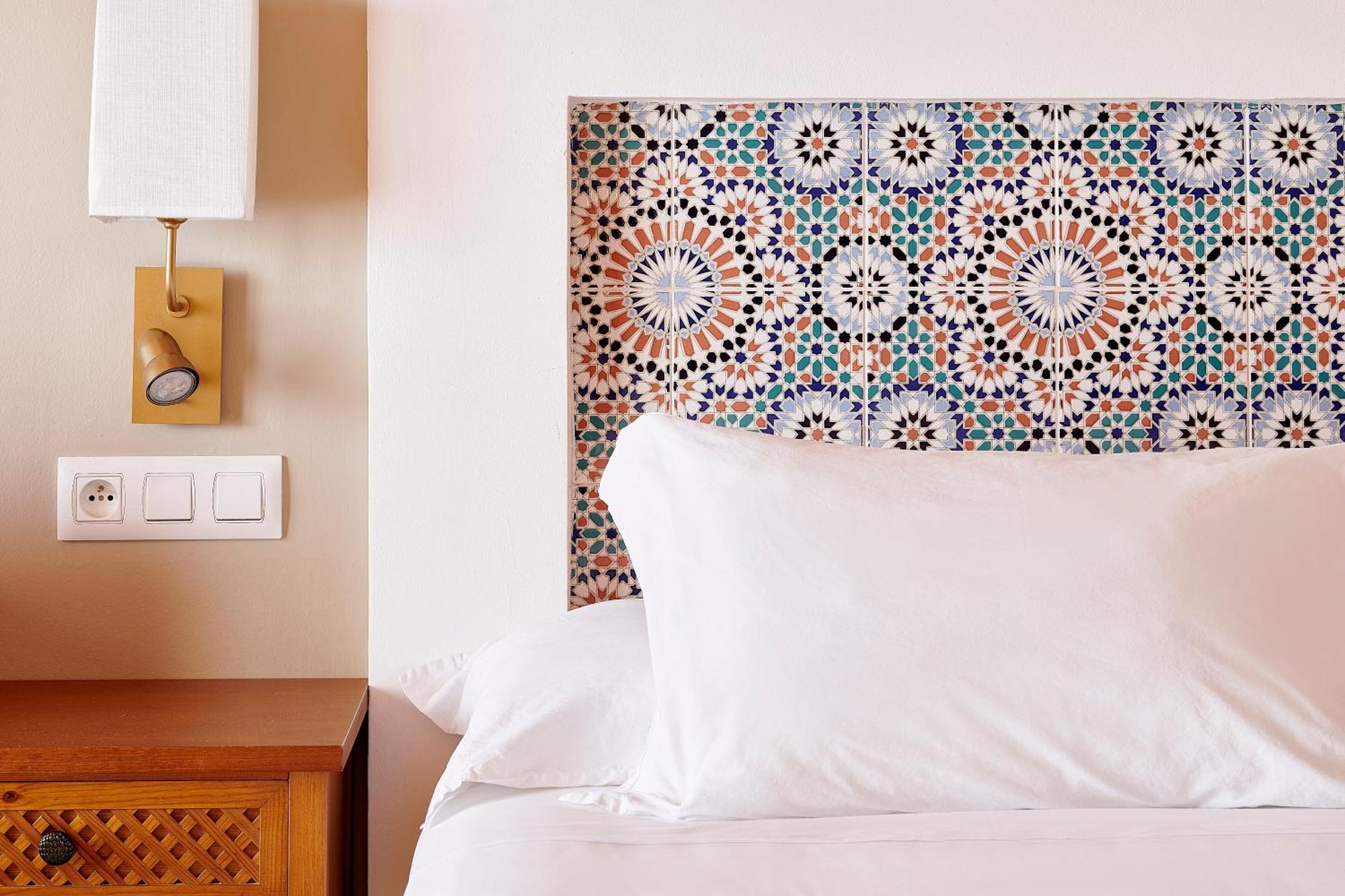 Готель Iberostar Waves Саїдія Екстер'єр фото A bed with a headboard