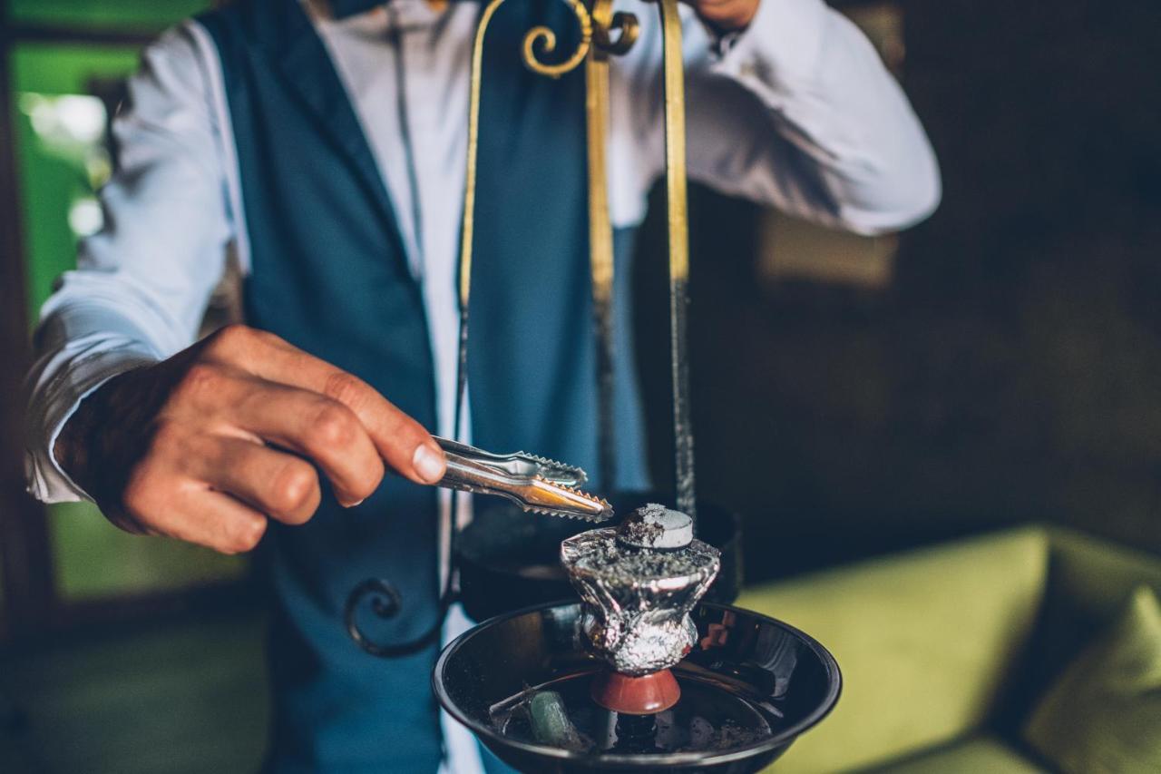 Готель Iberostar Waves Саїдія Екстер'єр фото A bartender adding ice to a cocktail