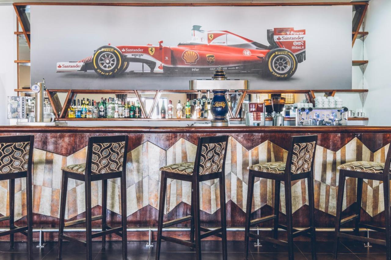 Готель Iberostar Waves Саїдія Екстер'єр фото The bar at the Ferrari Store in Maranello